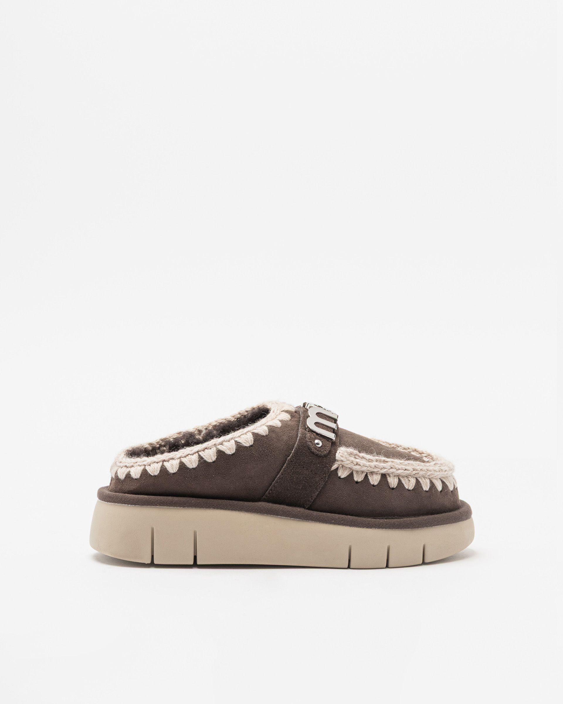 Chinelos Mou Bounce clog metal logo Castanho